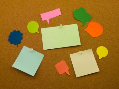 Renkli balonlar ve Notlar (Cork Board arka plan)