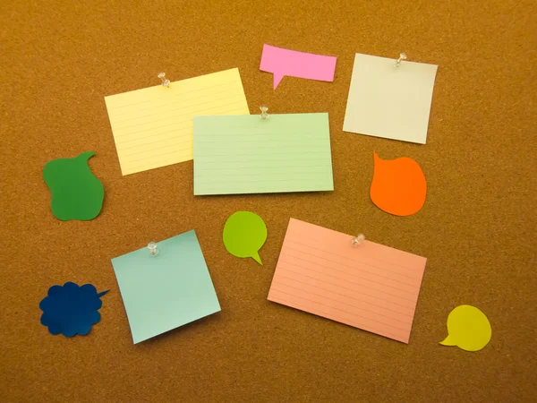 Globos coloridos y notas (fondo de la placa de corcho ) — Foto de Stock