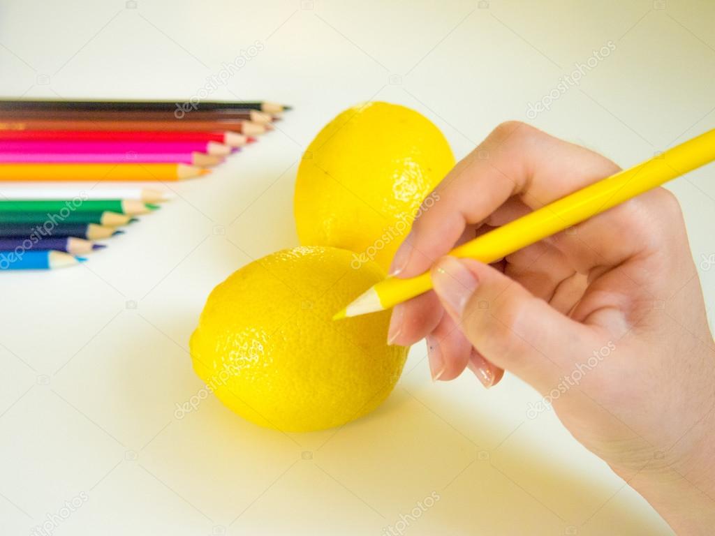 Si presenta e limoni di disegno con la matita colorata — Foto di EikoTsuttiy