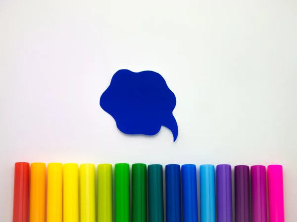 Palloncini colorati e penne (sfondo bianco ) — Foto Stock