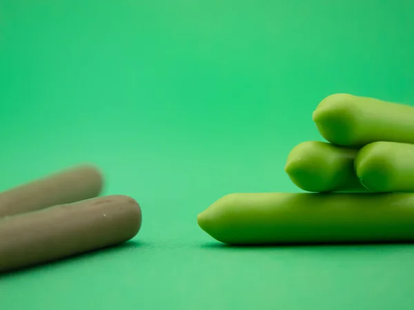Шоколадные палочки (Зеленый фон  ) — стоковое фото
