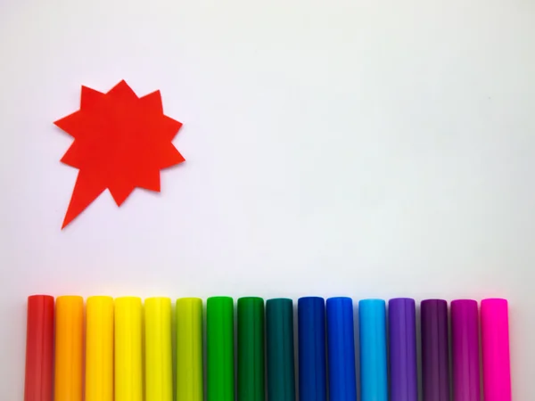 Palloncini colorati e penne (sfondo bianco ) — Foto Stock