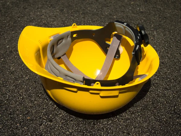 Żółty kask dla bezpieczeństwa w Constructionsite — Zdjęcie stockowe