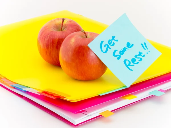 Dokumenty pakietu Office i jabłka; Odpocząć — Zdjęcie stockowe