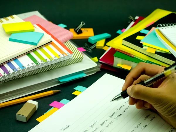 Leren nieuwe taal schrijven woorden vele malen op de Notebook; — Stockfoto