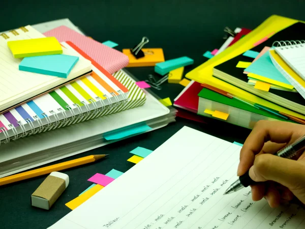 Leren nieuwe taal schrijven woorden vele malen op de Notebook; — Stockfoto