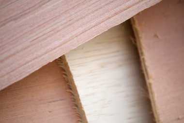 Ahşap inşaat sahasında birçok farklı parça