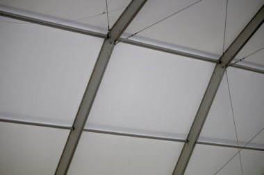 Truss yapı inşaat sahasında tavan