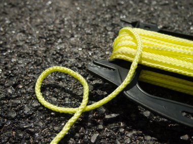 Constructionsite yere sarı ipte