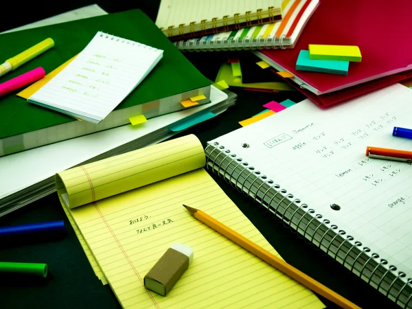 Leren nieuwe taal schrijven woorden vele malen op de Notebook; — Stockfoto