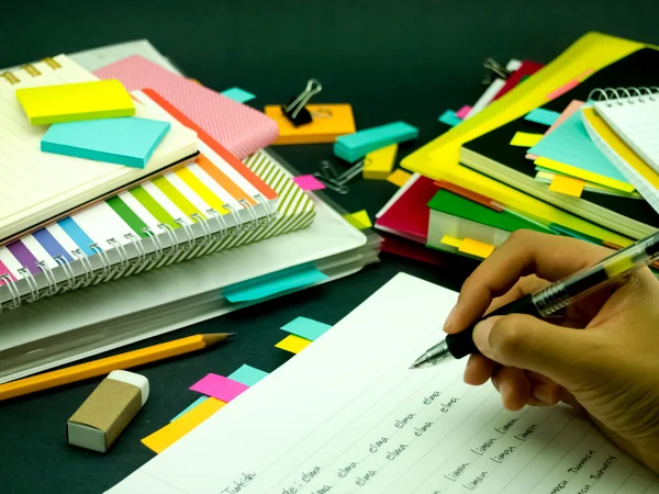 Yeni dil yazma kelime birçok kez üstünde belgili tanımlık defter öğrenme; 