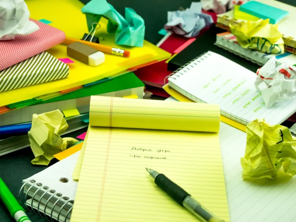 Leren nieuwe taal schrijven woorden vele malen op de Notebook; — Stockfoto