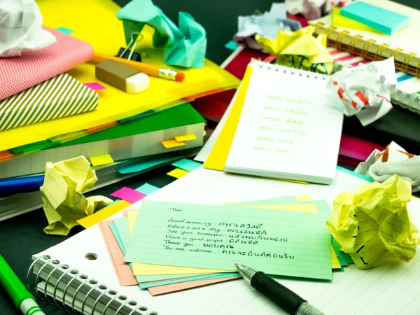 Leren nieuwe taal schrijven woorden vele malen op de Notebook; — Stockfoto