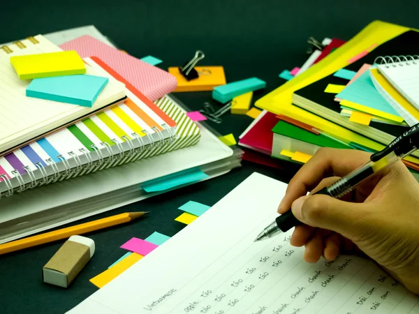Yeni dil yazma kelime birçok kez üstünde belgili tanımlık defter öğrenme; 