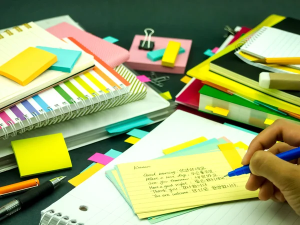 Leren nieuwe taal schrijven woorden vele malen op de Notebook; — Stockfoto