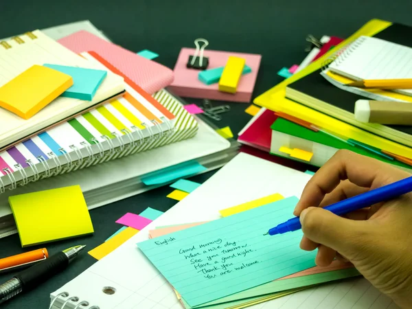 Aprender palavras novas da escrita da língua muitas vezes no caderno ; — Fotografia de Stock