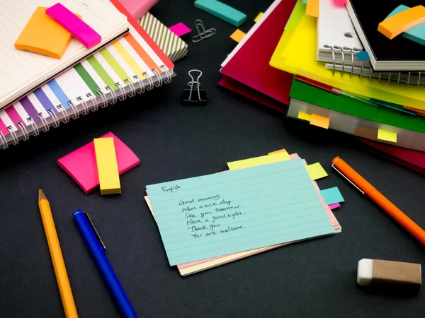 Yeni dil yazma kelime birçok kez üstünde belgili tanımlık defter öğrenme; 