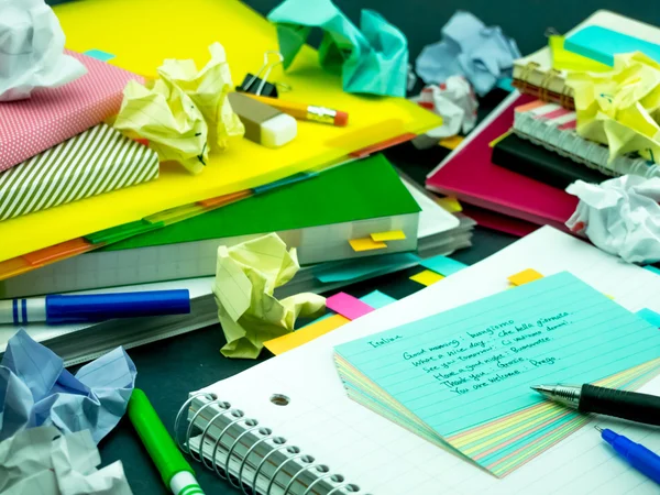 Leren nieuwe taal schrijven woorden vele malen op de Notebook; — Stockfoto