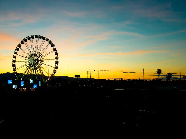 Détail et silhouette de grande roue avec coucher de soleil — Photo