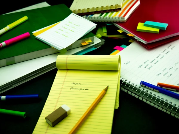 Yeni dil yazma kelime birçok kez üstünde belgili tanımlık defter öğrenme; 