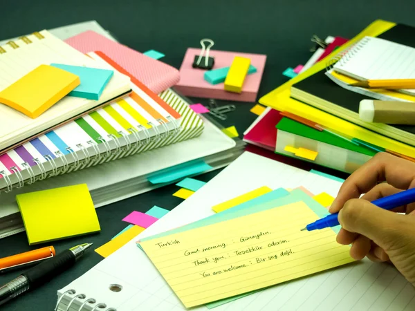 Aprender palabras de escritura de nuevos idiomas muchas veces en el cuaderno ; — Foto de Stock