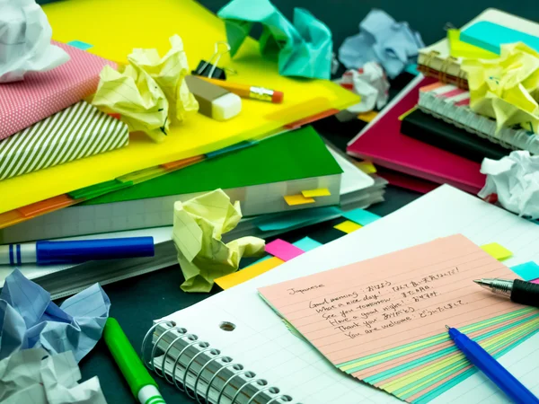 Leren nieuwe taal schrijven woorden vele malen op de Notebook; — Stockfoto