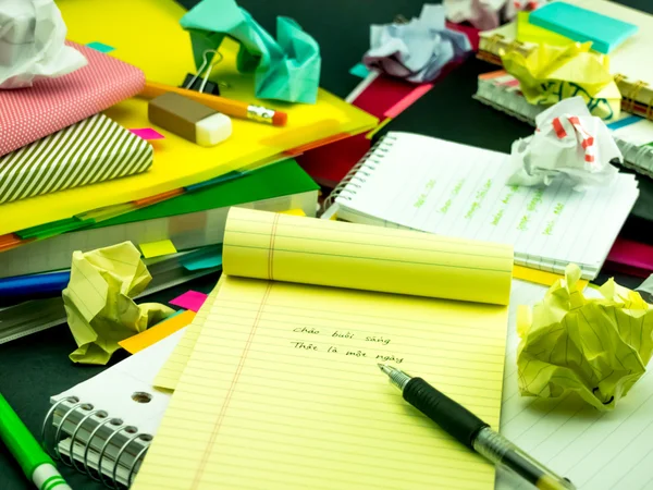 Leren nieuwe taal schrijven woorden vele malen op de Notebook; — Stockfoto