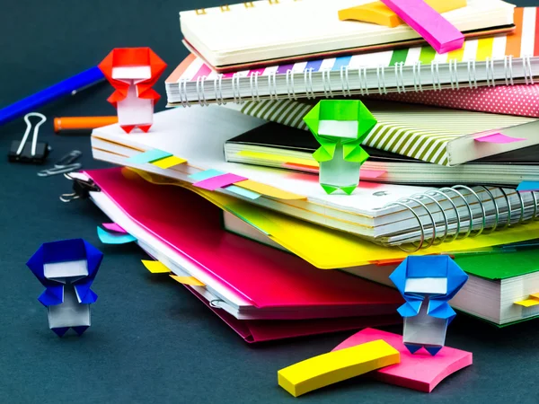Lilla Origami ninjor att hjälpa ditt arbete på ditt skrivbord när du Ar — Stockfoto