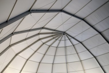 Truss yapı inşaat sahasında tavan