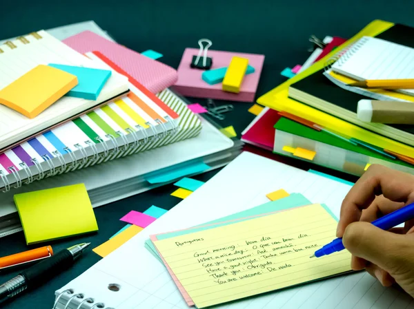 Leren nieuwe taal schrijven woorden vele malen op de Notebook; — Stockfoto