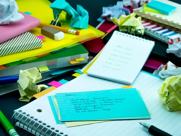 Leren nieuwe taal schrijven woorden vele malen op de Notebook; — Stockfoto