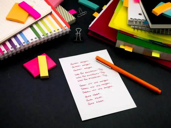 Leren nieuwe taal schrijven woorden vele malen op de Notebook; — Stockfoto