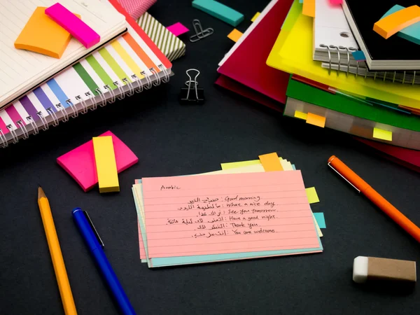 Yeni dil yazma kelime birçok kez üstünde belgili tanımlık defter öğrenme; 