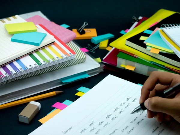 Leren nieuwe taal schrijven woorden vele malen op de Notebook; — Stockfoto