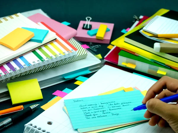 Aprender palabras de escritura de nuevos idiomas muchas veces en el cuaderno ; —  Fotos de Stock