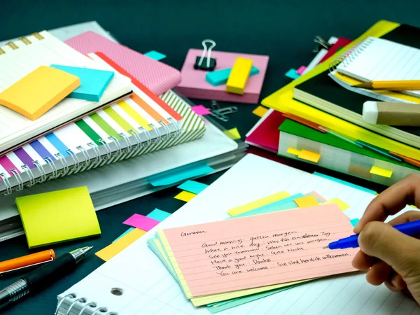 Leren nieuwe taal schrijven woorden vele malen op de Notebook; — Stockfoto