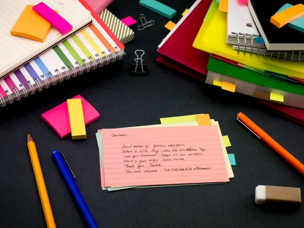 Yeni dil yazma kelime birçok kez üstünde belgili tanımlık defter öğrenme; 