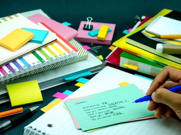 Leren nieuwe taal schrijven woorden vele malen op de Notebook; — Stockfoto