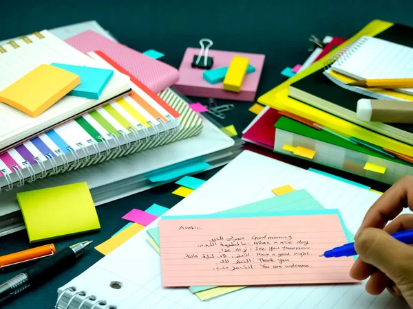 Aprender palavras novas da escrita da língua muitas vezes no caderno ; — Fotografia de Stock