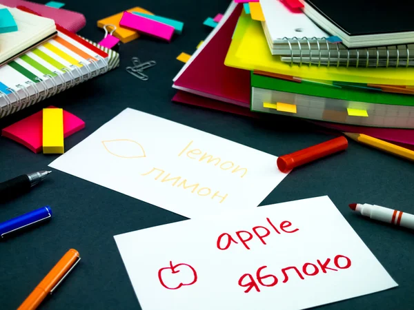 Aprendendo nova linguagem fazendo cartões flash originais; Russo — Fotografia de Stock
