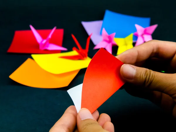 Fotos: hojas de papel manualidades | Niño pequeño tiene búho de papel