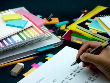 Yeni dil yazma kelime birçok kez üstünde belgili tanımlık defter öğrenme; 