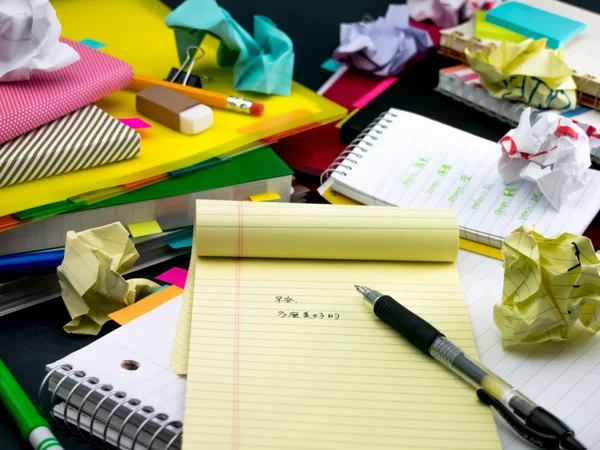 Leren nieuwe taal schrijven woorden vele malen op de Notebook; — Stockfoto