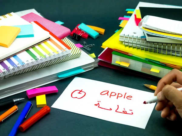 Вивчення нової мови, робить оригінальні флеш-карт; арабська — стокове фото