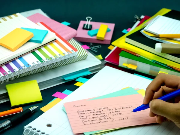 Leren nieuwe taal schrijven woorden vele malen op de Notebook; — Stockfoto