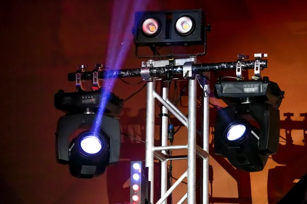 Освещение и звуковое оборудование на музыкальном фестивале — стоковое фото