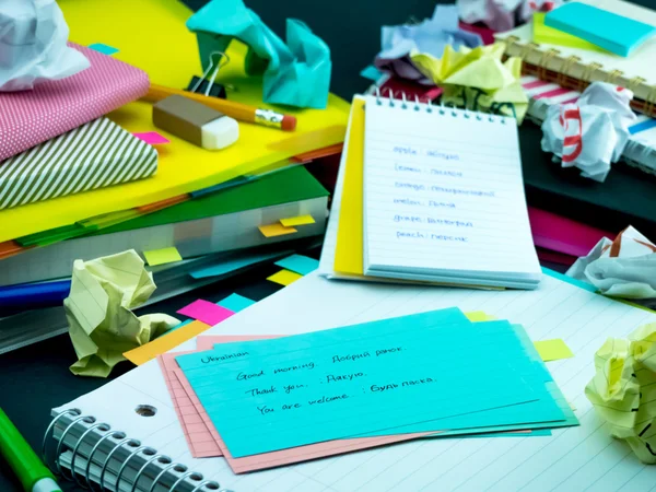 Leren nieuwe taal schrijven woorden vele malen op de Notebook; — Stockfoto