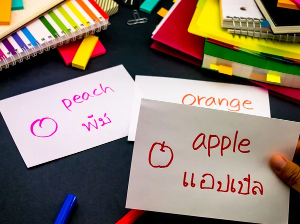 Aprendendo nova linguagem fazendo cartões flash originais; Tailandês — Fotografia de Stock