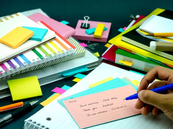 Lära sig nya språk skriver ord många gånger på anteckningsboken; — Stockfoto