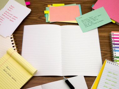 Fransızca; Yeni dil yazılı kelime üstünde belgili tanımlık defter öğrenme